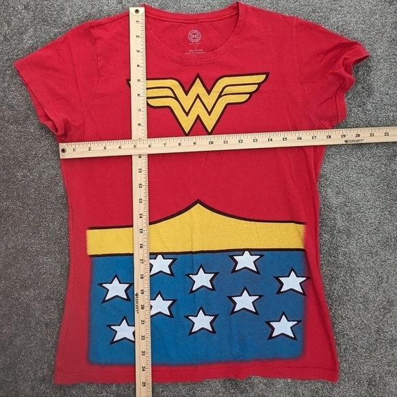 DC Comic red Wonder Woman Tshirt size Large - Picture 3 of 6